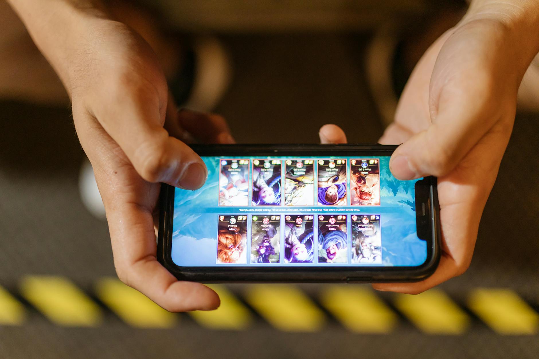 Giao diện ứng dụng game trên điện thoại tối ưu cho thao tác chạm